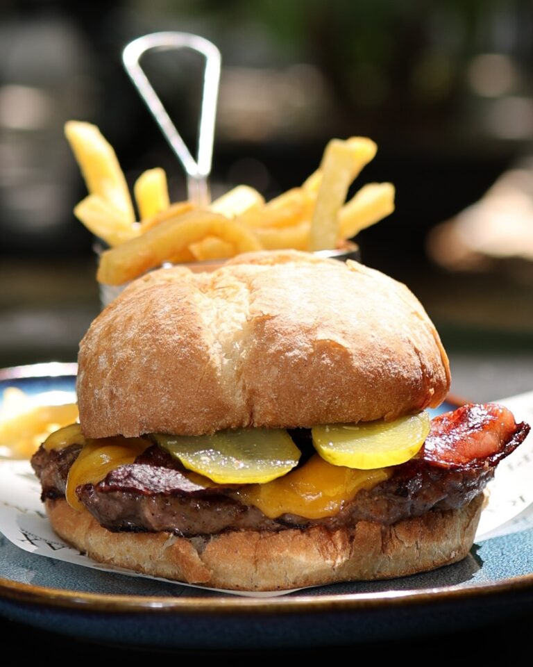 un clásico con upgrade un clásico con upgrade. hamburguesa americana cheddar, panceta, pickle de pepino con salsa mil